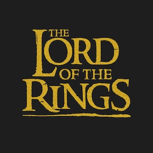 以下が含まれることがあります： 黒い背景に金色の文字で書かれた「ロード・オブ・ザ・リング」のロゴ