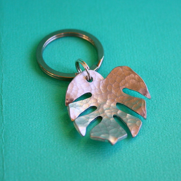 Hammered Monstera Leaf Keychain - Aluminum Jewelry - Key Ring