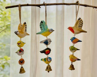 Campana de viento con forma de pájaro, decoración colgante de madera con forma de pájaro, adorno de una familia de 4 pájaros, acento rústico para el hogar, regalo inspirado en la naturaleza, decoración para interiores y exteriores.