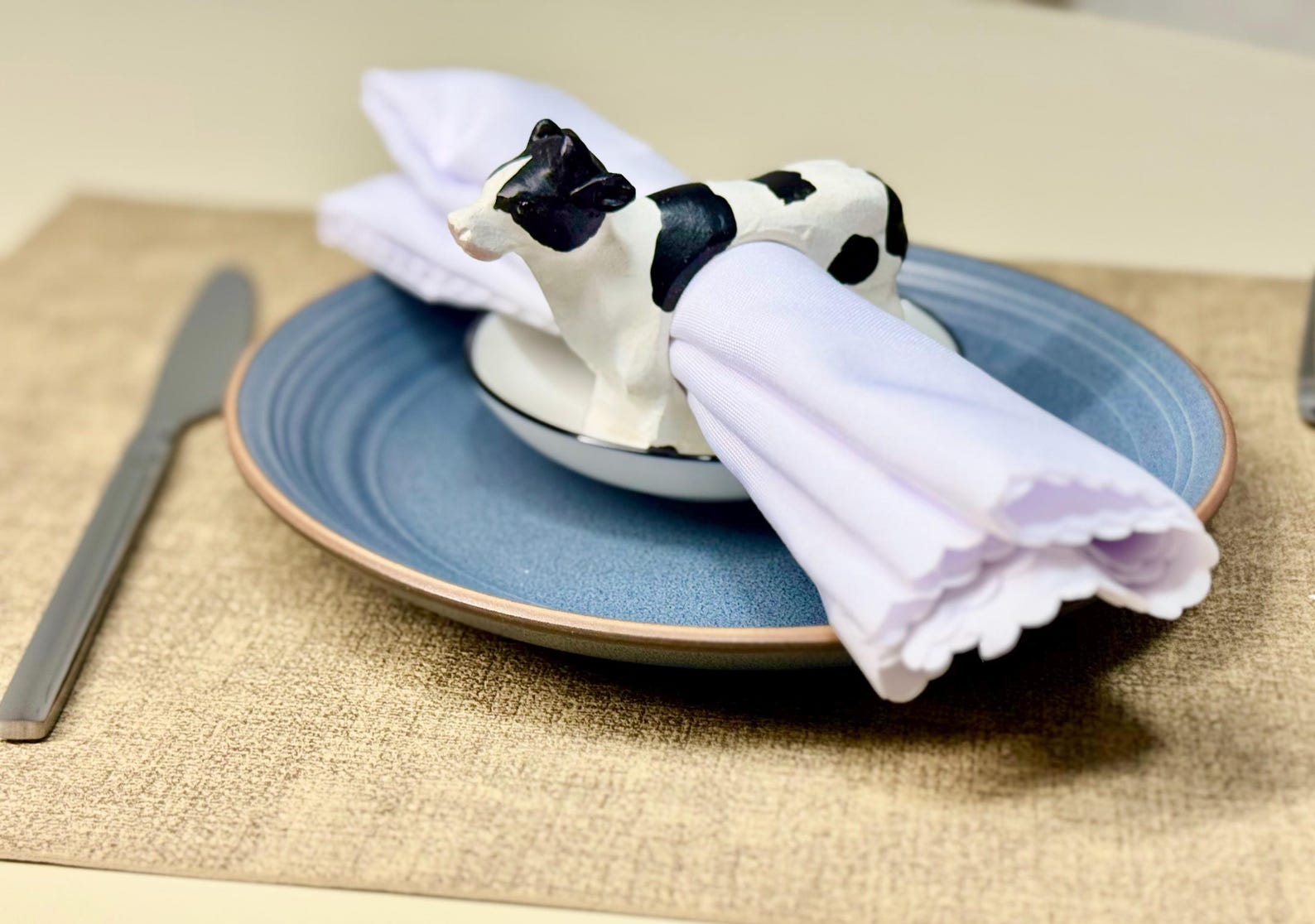 Hand-Carved Wooden Cow Napkin Ring: Rustic Table Decor Christmas Ornament Gift for Friends