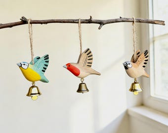 木製の飛ぶ鳥の風鈴、手彫りの吊り下げベル装飾、素朴な庭の飾り、屋外パティオのアクセント、クリスマスツリーの飾りギフト