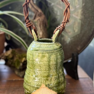 ヴィンテージの日本製陶器製花瓶（編み込みハンドル付き） – 素朴なグリーン釉 | Wabi-Sabi Home Decor