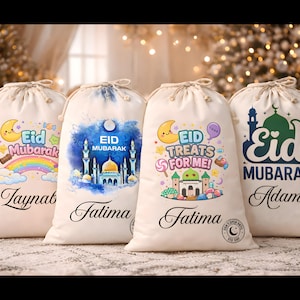 Puede incluir: Cuatro bolsas de cordón de color crema con diseños coloridos de Eid Mubarak. Cada bolsa presenta una ilustración única, que incluye un arcoíris, una mezquita y dulces, con nombres como "Zaynab", "Fatima" y "Adam". Las bolsas están atadas con cordones de color natural.