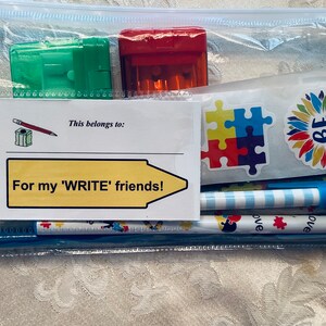 Sensibilisation à l'autisme Amitié non verbale offrant des crayons de motivation, des stylos, une gomme, un taille-crayon, des autocollants et des cartes WRITE.