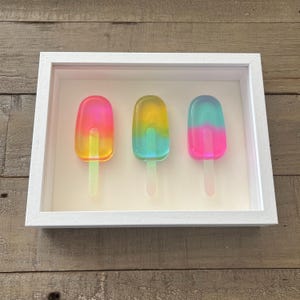 Regenboog popsicle hars kunst aan de muur (8,5 x 6,5 inch), pop-art popsicle, handgemaakte 3D-harskunst, pop-art houten frame schaduwdoos muur hangen