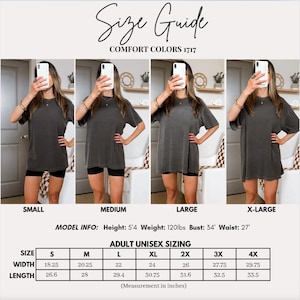 K&ouml;nnte beinhalten: Gr&ouml;&szlig;entabelle f&uuml;r Unisex-T-Shirts von Comfort Colors 1717. Das Bild zeigt ein Model, das das T-Shirt in vier Gr&ouml;&szlig;en tr&auml;gt: Small, Medium, Large und X-Large. Die Gr&ouml;&szlig;entabelle enth&auml;lt Ma&szlig;e in Zoll f&uuml;r Breite und L&auml;nge, von Gr&ouml;&szlig;e S bis 4XL.