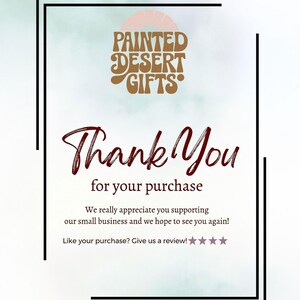 K&ouml;nnte beinhalten: Digitalgrafik mit dem Text "PAINTED DESERT GIFTS" in Braun und "Thank You for your purchase" in Schreibschrift. Das Bild enth&auml;lt auch eine Dankesbotschaft und eine Bitte um eine Bewertung.