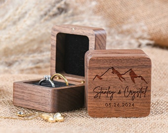 Caja de anillo de madera grabada, regalo de aniversario, caja de anillo de compromiso, caja portadora de anillo, caja de anillo para ceremonia de boda, caja de anillo personalizada cuadrada