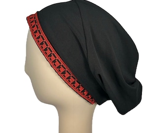 Tatreez rojo debajo de la bufanda