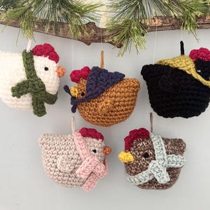 Patrón de adornos navideños de pollo amigurumi de ganchillo