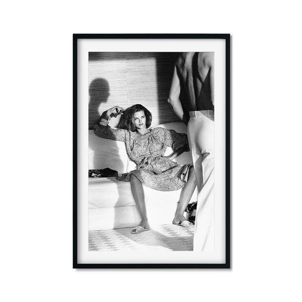 Impression photo noir et blanc femme examinant un homme, Helmut Newton, art mural Vogue, impression vintage, impressions photo, impression photo haute qualité