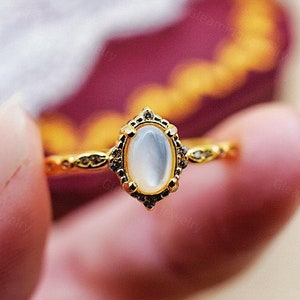 Vintage Mother of Pearl Ring - White Shell Ring in 14K Gold - Minimalist Stacking Ring - Dainty Statement Ring - Unique Gift for Mom
