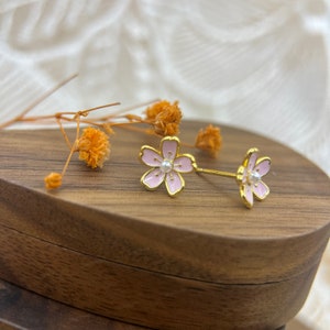 パール付き上品なエナメルの桜スタッドピアス、小さなピンクの桜のピアス、かわいい重ね付けできるシルバーフラワースタッド、彼女へのギフト