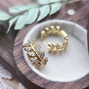 Brincos de argola delicados com folhas de oliveira em ouro 18K, brincos Huggie Hoops, brincos minimalistas com folhas, presente perfeito para ela, brinco de argola de lóbulo de orelha dourado
