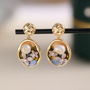 Orecchini pendenti con perle floreali / Orecchini con fiori smaltati e madreperla / Orecchini ovali vintage in oro / Regalo romantico per lei / Gioielli primaverili
