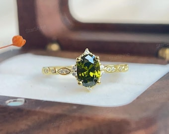 Anillo de peridoto delicado para mujer - Anillo fino de oro de 14 quilates con piedra de nacimiento verde - Joyería con piedra de nacimiento de agosto - Anillo apilable - Regalo para mamá