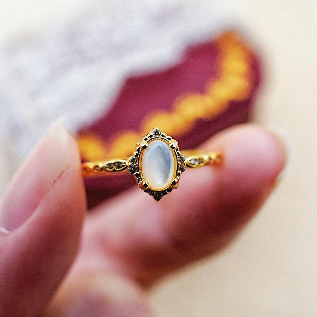 Vintage Mother of Pearl Ring - White Shell Ring in 14K Gold - Minimalist Stacking Ring - Dainty Statement Ring - Unique Gift for Mom