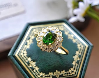 Delikatny pierścionek zaręczynowy ze szmaragdem | Pierścionek z halo ze złota vermeil i szmaragdem | Elegancki pierścionek zaręczynowy dla niej | Prezent na rocznicę | Prezent dla żony