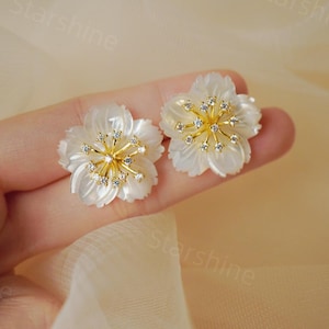 Delicate White Flower Pearl Stud Earrings in 14k gold - Floral Mother of Pearl Earrings - Bride Earrings - Gift for Her - Dainty Earrings