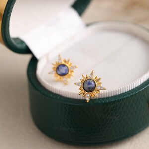 Lapis Lazuli Sunburst Ohrringe - Zierliche Gold Ohrstecker - Minimalistische StackableOhrringe - Alltags Ohrringe - Blaue Stein Ohrringe für Frauen Bild 5