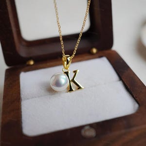 Einzigartige Perlenkette mit Buchstaben Charm - Minimalistische Süßwasser Perlen Halskette für Frauen - Ermutigendes Geschenk - Positive Energie Halskette