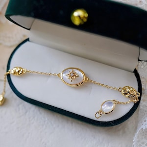 Vintage Mother of Pearl Star Bracelet - Dainty Oval Shell Charm Chain Bracelet - Elegant Stackable Bracelet for Women - Gift for Mom Her