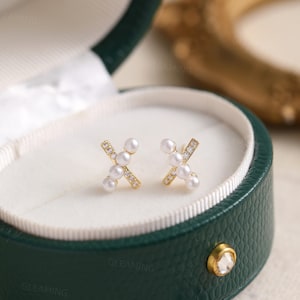 kleine Perlenohrstecker | Minimalistischer Kreuz Stil | Stacking Schmuck für den Alltag
