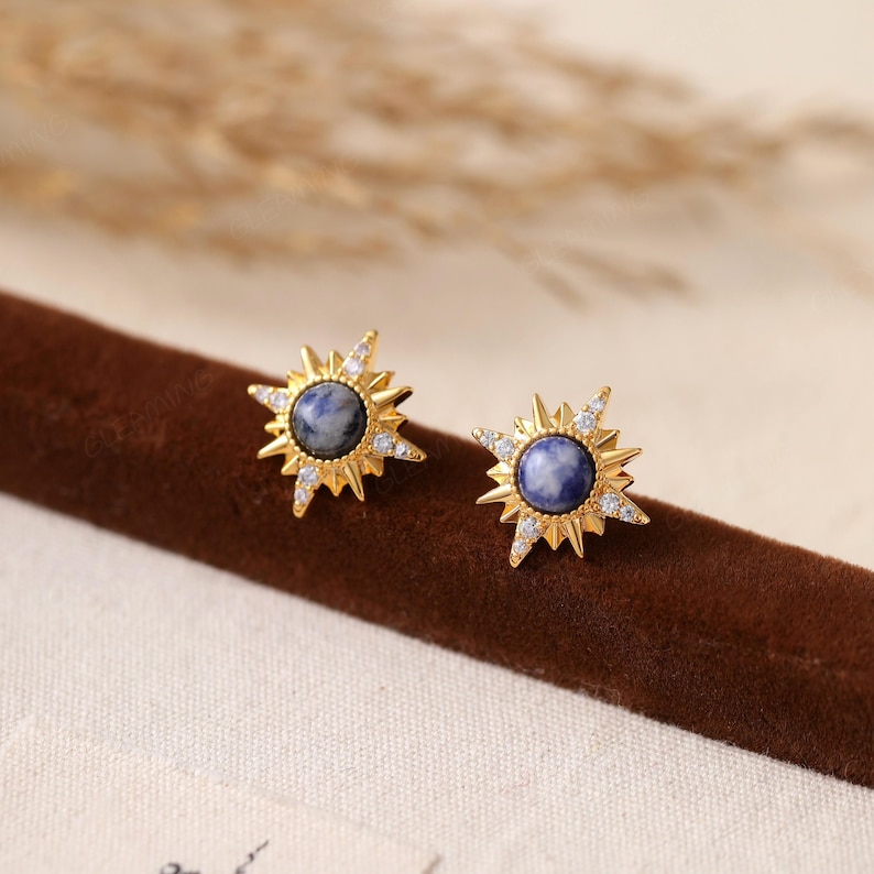 Lapis Lazuli Sunburst Ohrringe - Zierliche Gold Ohrstecker - Minimalistische StackableOhrringe - Alltags Ohrringe - Blaue Stein Ohrringe für Frauen Bild 1