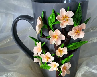 Handgefertigte Tasse aus Polymer Clay, personalisierte Tasse aus Polymer Clay, große Tasse mit Apfelblüten-Dekor.