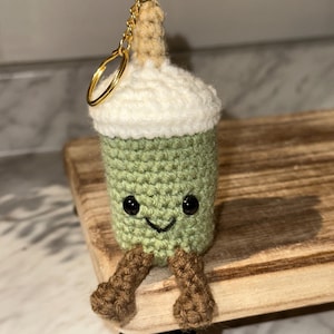 Chaveiro de crochê Matcha Latte, Matcha com Morango e Café – Pingente Amigurumi Kawaii feito à mão