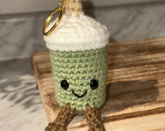 Gehäkelter Matcha Latte, Erdbeer Matcha, Kaffee Schlüsselanhänger - Handgemachter Kawaii Amigurumi Anhänger