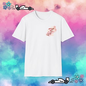 Puede incluir: Camiseta blanca con un diseño floral rosa y marrón en el pecho izquierdo.