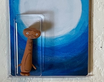 Kokeshi-E.T. wood figure on card