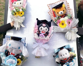 Sanrio Bouquet Abschlussfeier – My Melody Kuromi Cinnamoroll Pochacco Hello Kitty mit Abschlusshüten, handgefertigte Abschlussgeschenke zum Blumenstrauß