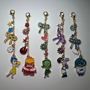 Puede incluir: Cinco pulseras de charms de oro con personajes de la película Inside Out. Cada pulsera tiene un personaje diferente: Alegría, Ira, Tristeza, Miedo y Asco. Los charms son coloridos y detallados, y las pulseras son perfectas para los fans de la película.