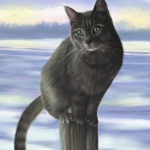 Op de afbeelding: Een grijze tabbykat met groene ogen zit op een houten paal tegen een wazige achtergrond van een winterlandschap.
