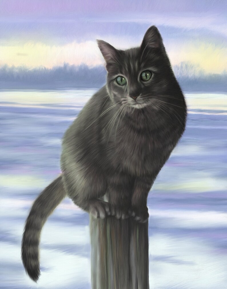 Op de afbeelding: Een grijze tabbykat met groene ogen zit op een houten paal tegen een wazige achtergrond van een winterlandschap.