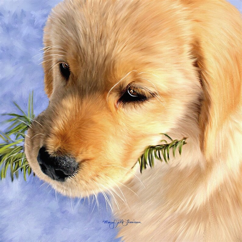 Op de afbeelding: Een close-up van een golden retriever puppy met een zachte, lichtbruine vacht. De puppy kijkt naar beneden en heeft een takje groen gebladerte in zijn bek. De achtergrond is lichtblauw.