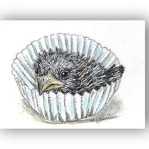 Könnte beinhalten: Eine detaillierte Tuschzeichnung eines kleinen Vogels, der in einer weißen und hellblauen Cupcake-Form sitzt. Der Vogel hat schwarze und graue Federn und einen gelben Schnabel. Die Signatur des Künstlers befindet sich unten rechts.