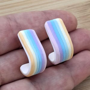 Pastelkleurige Rainbow Huggies-oorbellen, Clay Huggies-minihoepels, minimalistische sieraden, moderne sieraden, ear Huggies-oorbellen