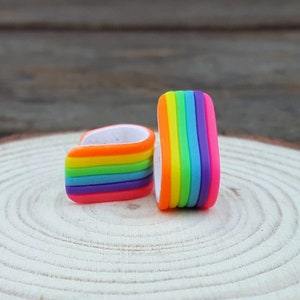 Neon Rainbow Huggies Oorbellen, klei knuffels mini hoepels, minimale sieraden, moderne sieraden, oor knuffels oorbellen