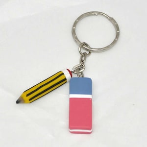Portachiavi gomma e matita - buffo accessorio per il ritorno a scuola con miniature di cartoleria