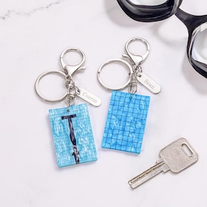 Kundenspezifisches Namenswasser-Kräuselungs-funkelndes Schwimmbad Keychain Geschenk für Schwimmen-Liebhaber