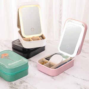 Individuelle Geburtstagsblumen Leder Reisebox Personalisierte Schmuckschatulle mit Namen und dreifarbigen LED-Leuchten Verstellbarer Spiegel Weihnachtsgeschenk