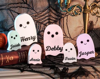 Può includere: Un set di sei decorazioni in legno a forma di fantasma con nomi scritti su di esse. I fantasmi sono di vari colori, tra cui bianco, rosa e azzurro. I nomi sui fantasmi sono Henry, Jacob, Debby, Annie, Irwin e Jasper.