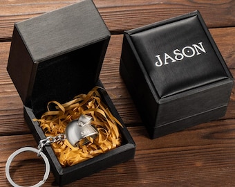 Llavero personalizado con monograma y casco de moto, incluye caja y nombre grabado a doble cara. Ideal como regalo de cumpleaños, Día del Padre o San Valentín para hombre.