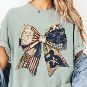 Fiocco patchwork patriottico PNG, design per sublimazione con bandiera americana, download digitale per saluto al soldato, fiocco western civettuolo PNG, arte del 4 luglio