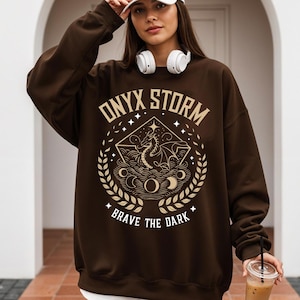 Dragón de Tormenta de Ónix SVG PNG, Brócoli del Escuadrón de Búsqueda de Tormenta de Ónix, Camiseta de Fan de Romantasy de Ridoc, Camiseta de Jinete de Dragón, Regalos para Ratoncitos de Biblioteca imagen 6