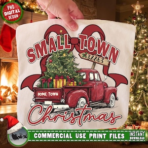Może przedstawiać: Biała torba z czerwoną zabytkową ciężarówką przewożącą choinkę i prezenty. Słowa "SMALL TOWN CHRISTMAS" są wyświetlane w świątecznej czcionce, z tekstem "HOME TOWN" na ciężarówce. Czerwony wzór kokardy obramowuje tekst.