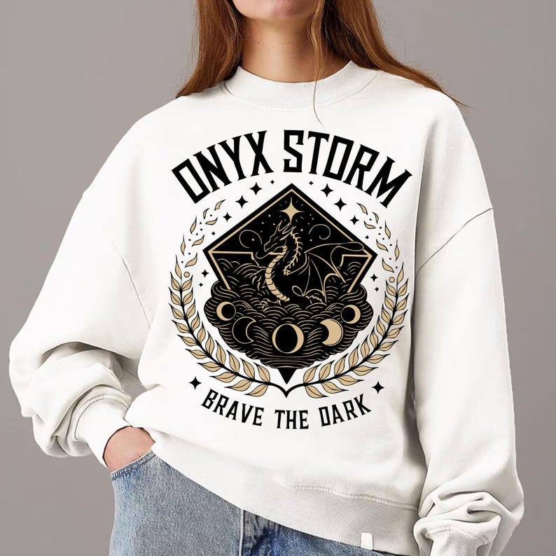 Dragón de Tormenta de Ónix SVG PNG, Brócoli del Escuadrón de Búsqueda de Tormenta de Ónix, Camiseta de Fan de Romantasy de Ridoc, Camiseta de Jinete de Dragón, Regalos para Ratoncitos de Biblioteca imagen 4